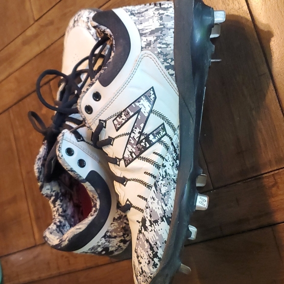 New Balance Baseball Metal Cleats - Picture 2 of 3
